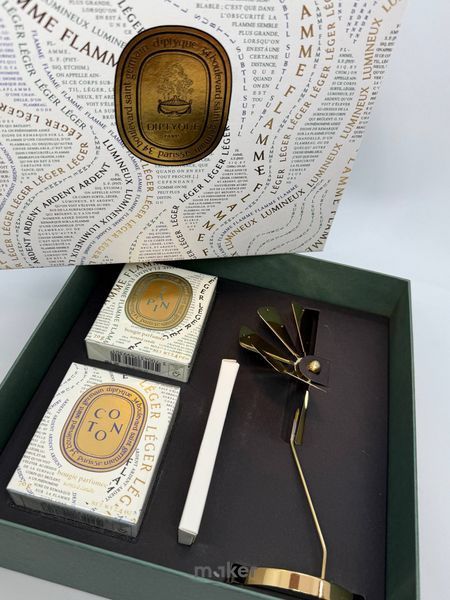 Подарочный набор ароматических свечей Diptyque Sapin & Coton с декоративной каруселью, 2&times;70г Diptyque Sapin & Coton фото